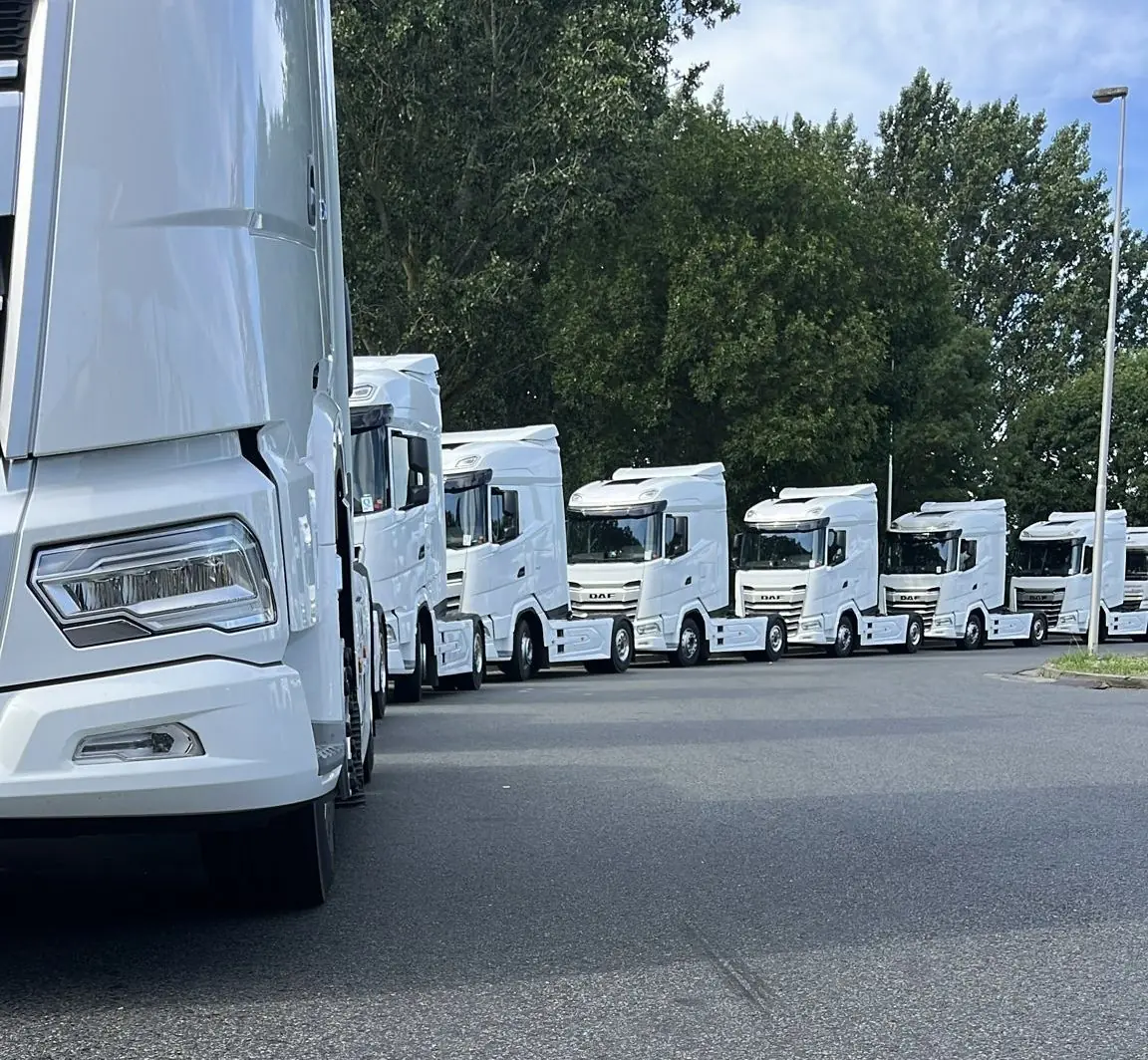 Rij witte DAF-trucks