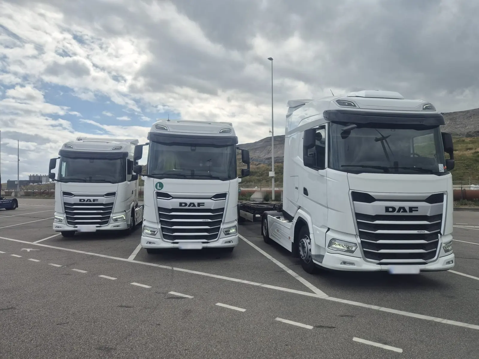 Drie witte DAF XF-trucks