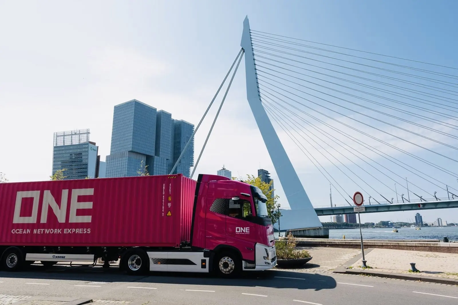 Containertruck bij de Erasmusbrug in Rotterdam